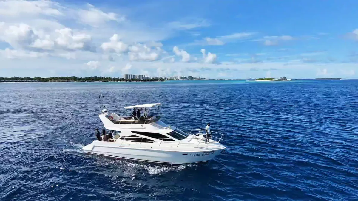 Tiffany Blanc 14 underway on deep blue water off Malé